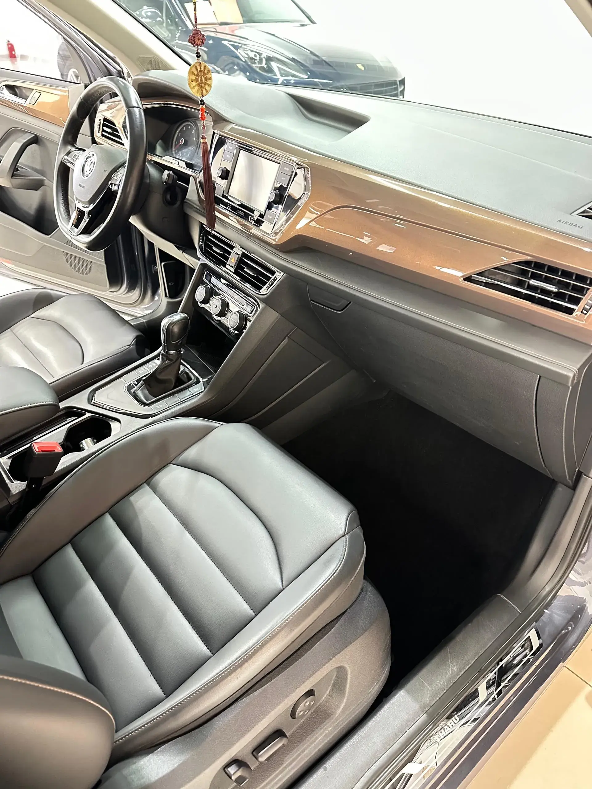 2020 VOLKSWAGEN THARU thumbnail 3