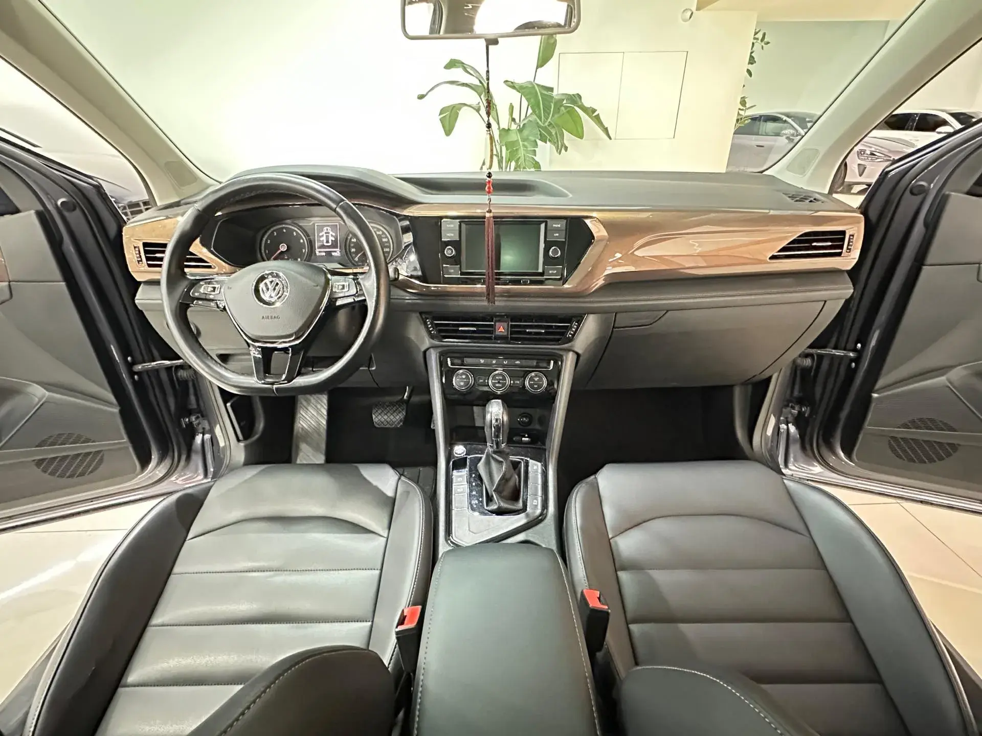 2020 VOLKSWAGEN THARU thumbnail 2