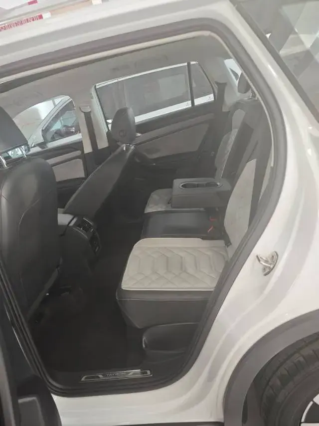 2023 VOLKSWAGEN TAYRON thumbnail 3