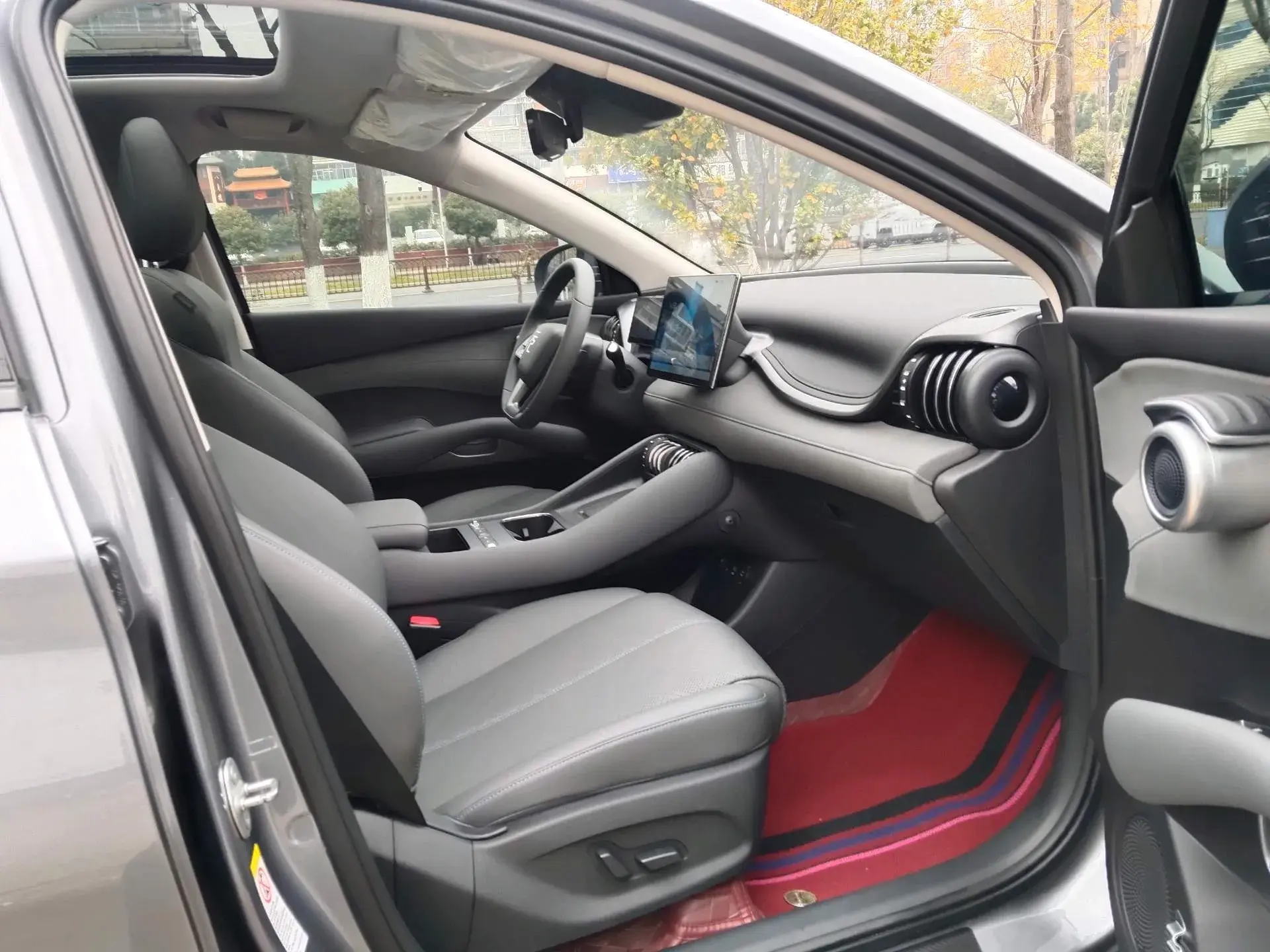 2025 BYD YUAN thumbnail 4