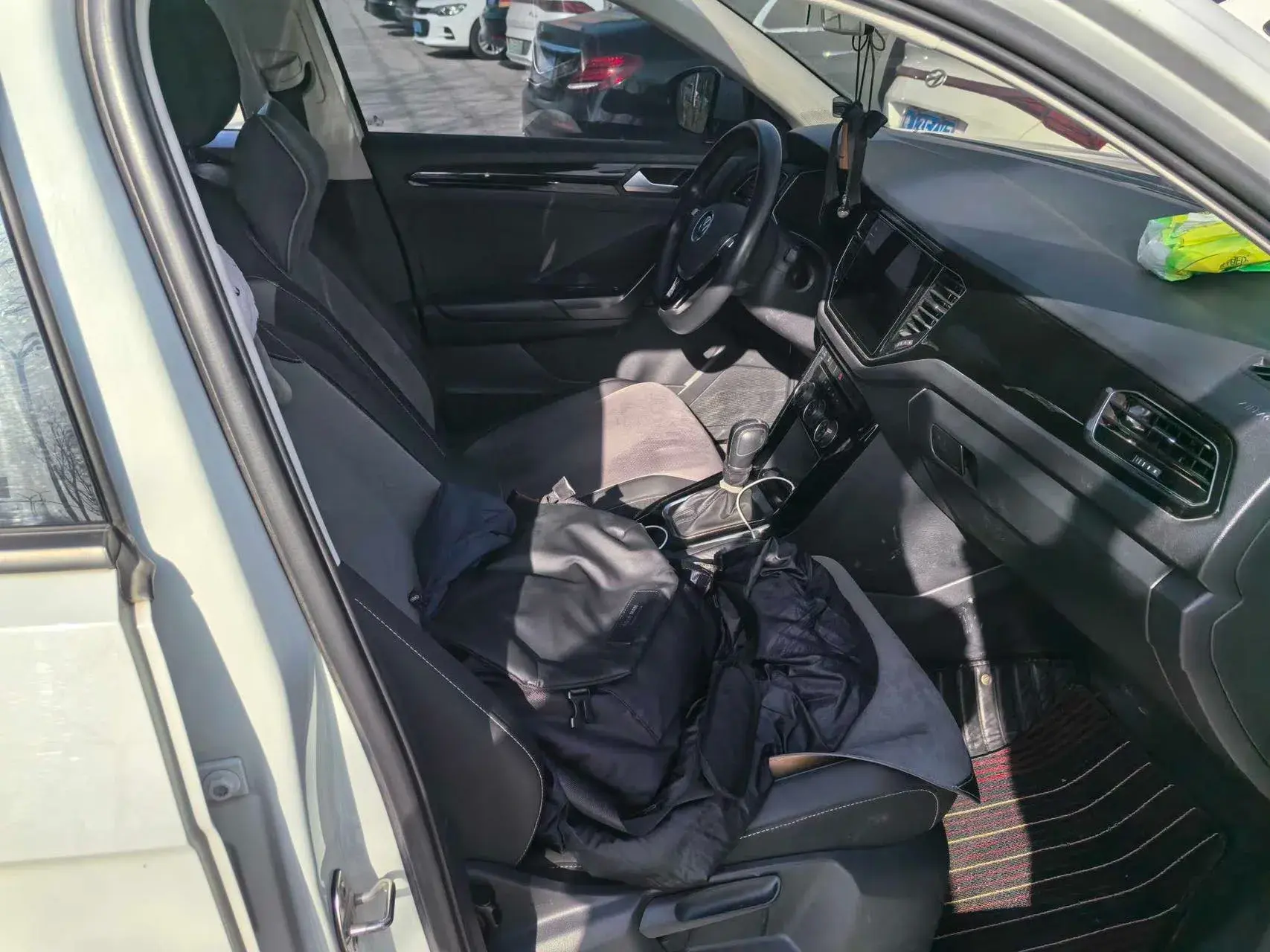 2021 VOLKSWAGEN T-ROC thumbnail 4