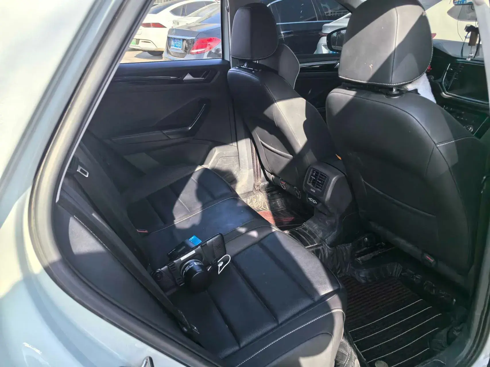 2021 VOLKSWAGEN T-ROC thumbnail 3