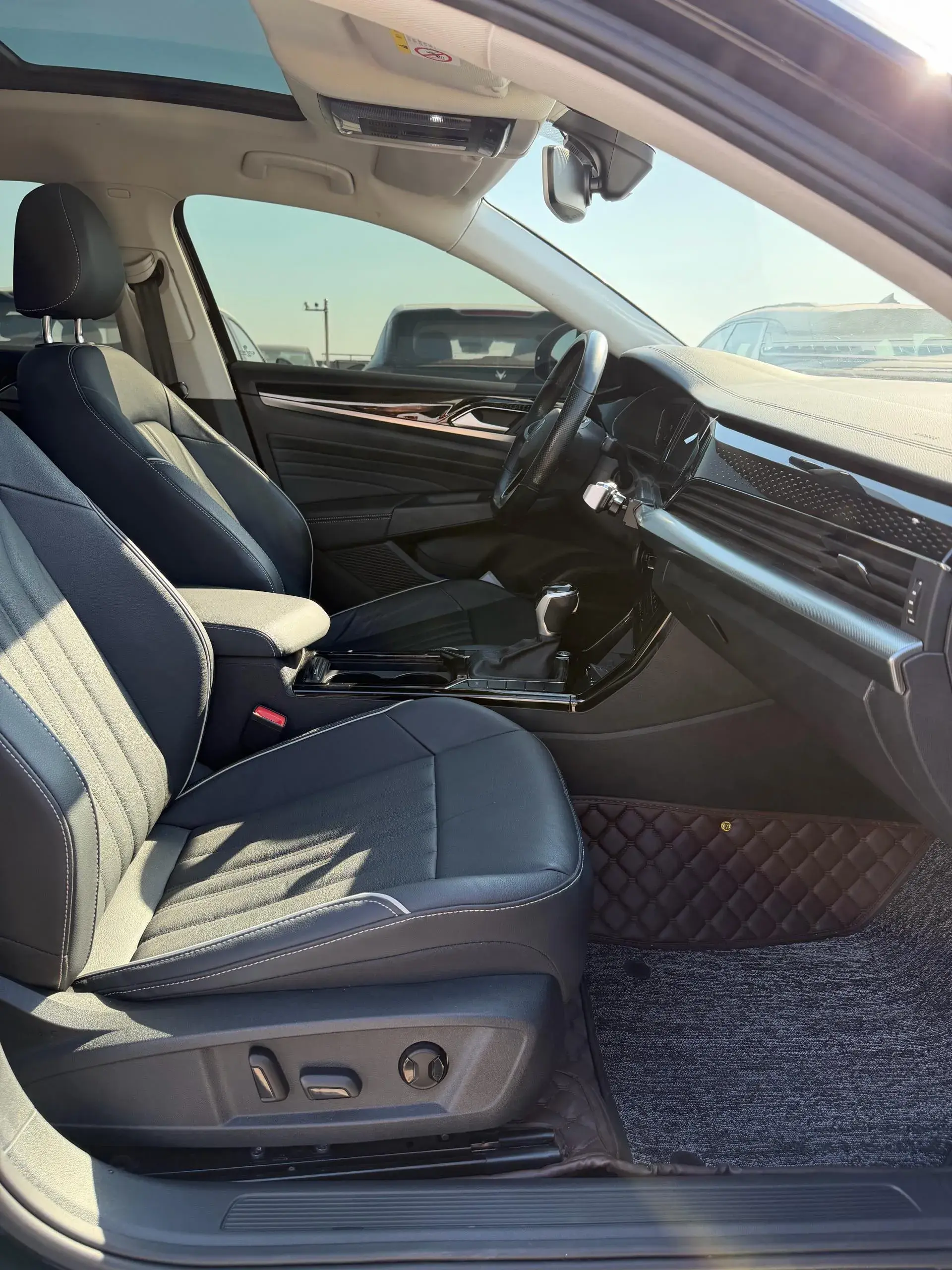 2021 VOLKSWAGEN PASSAT thumbnail 4