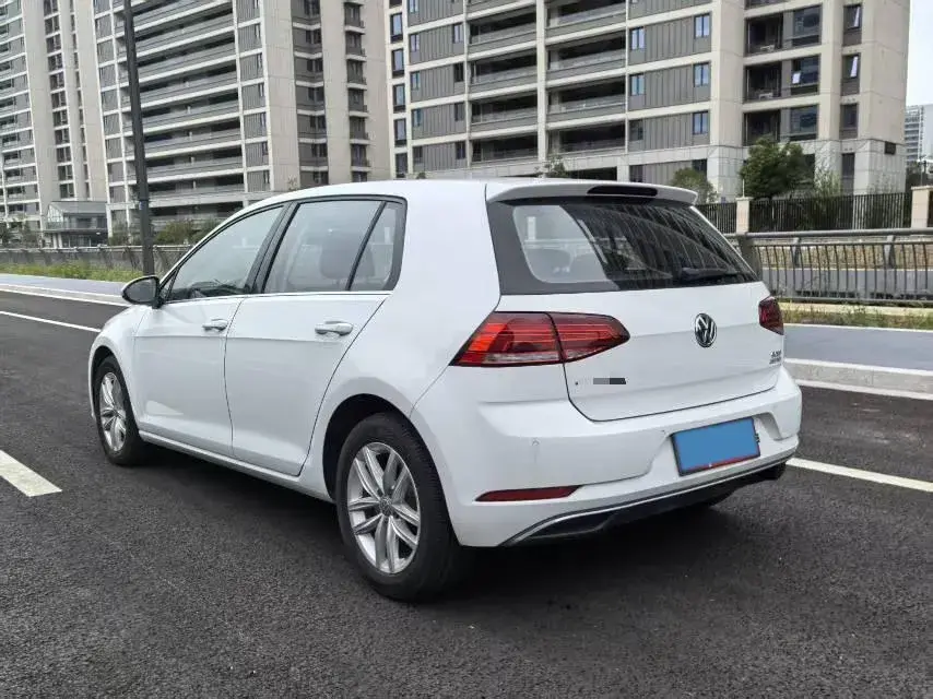2018 VOLKSWAGEN GOLF thumbnail 4