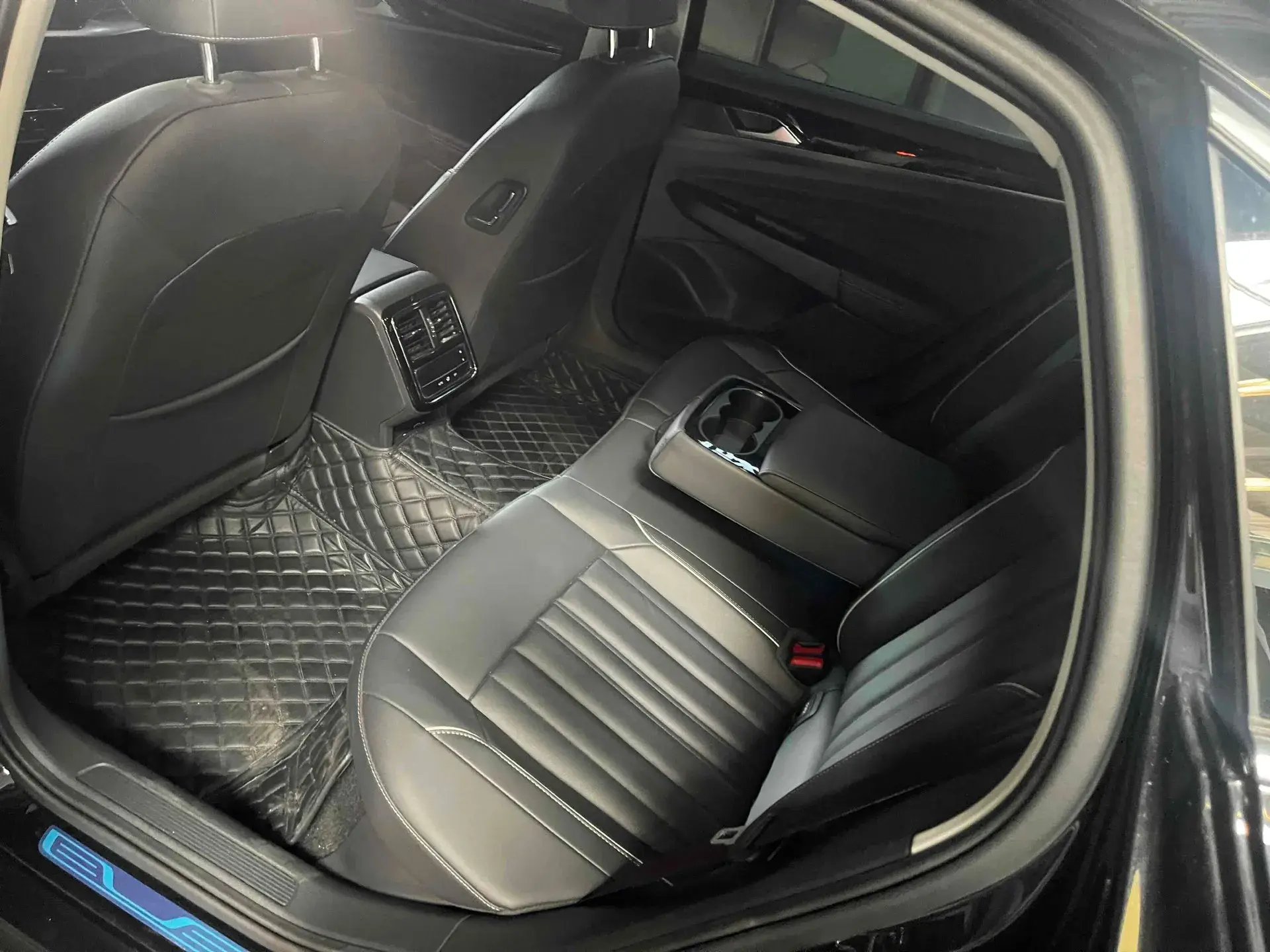 2023 VOLKSWAGEN PASSAT thumbnail 4