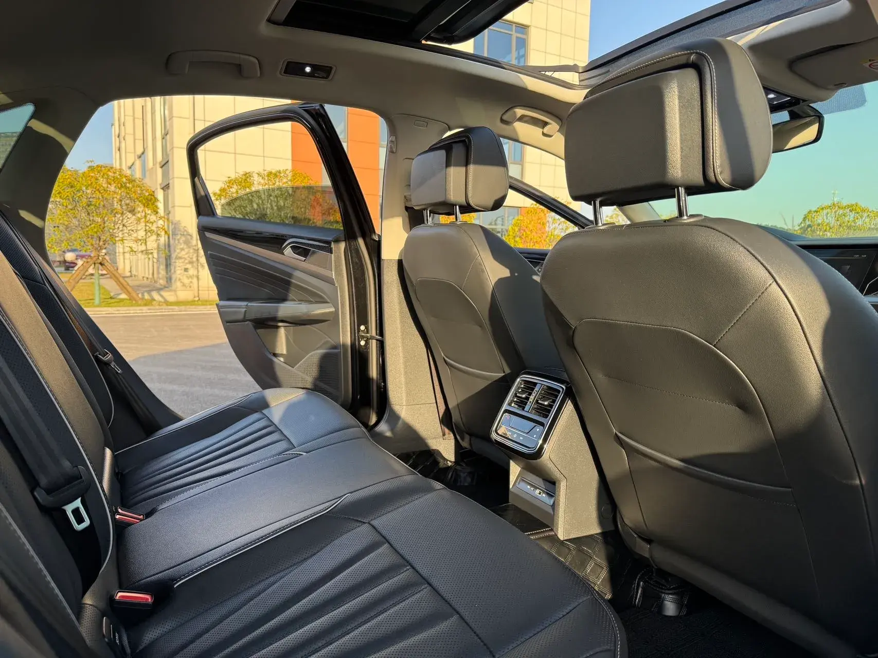 2024 VOLKSWAGEN PASSAT thumbnail 4