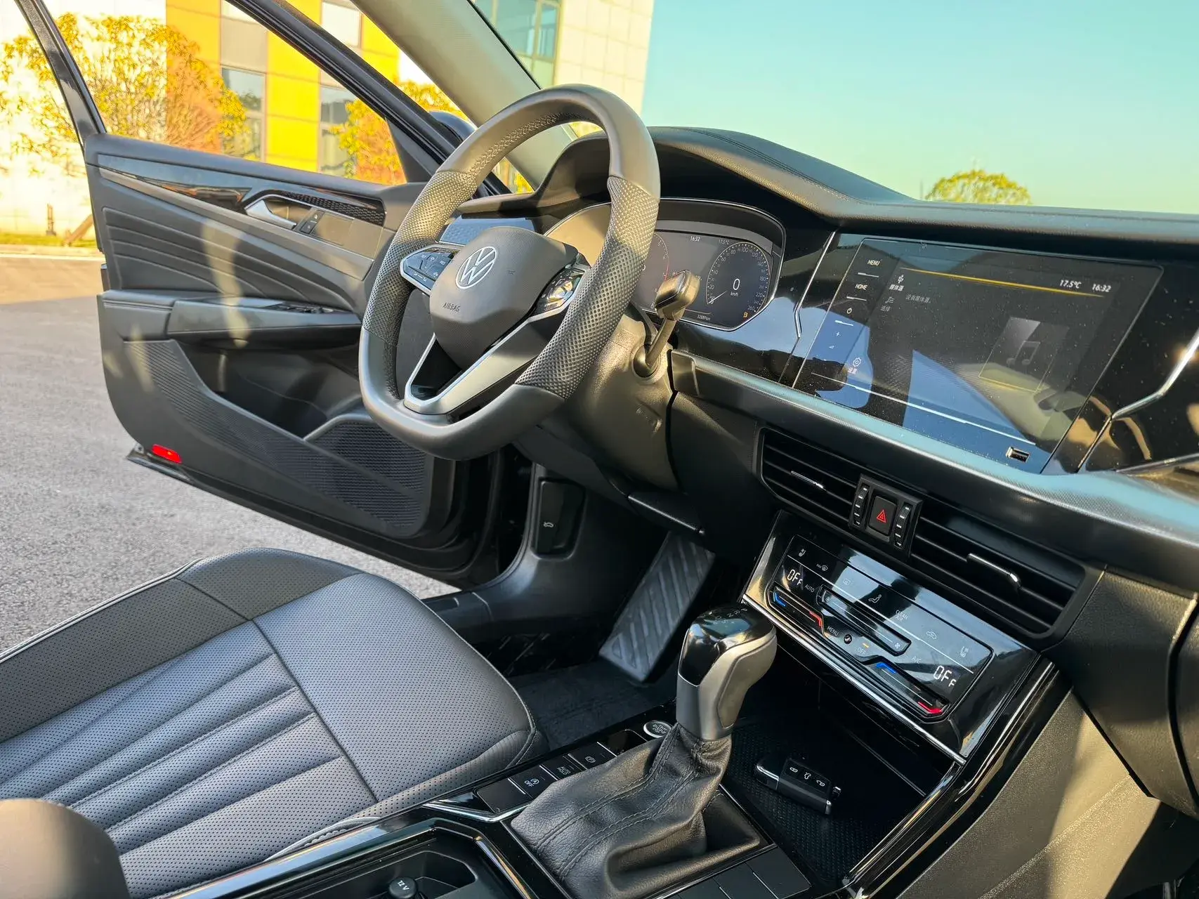 2024 VOLKSWAGEN PASSAT thumbnail 2