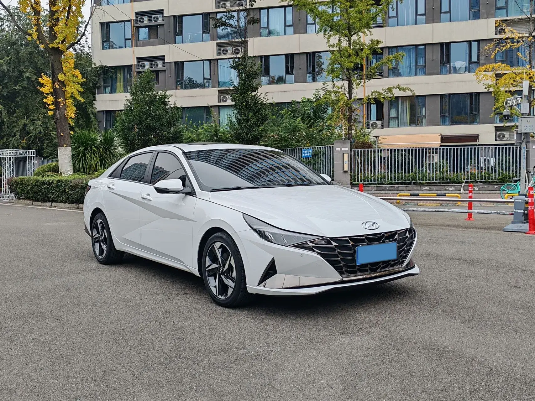 2022 HYUNDAI ELANTRA thumbnail 3