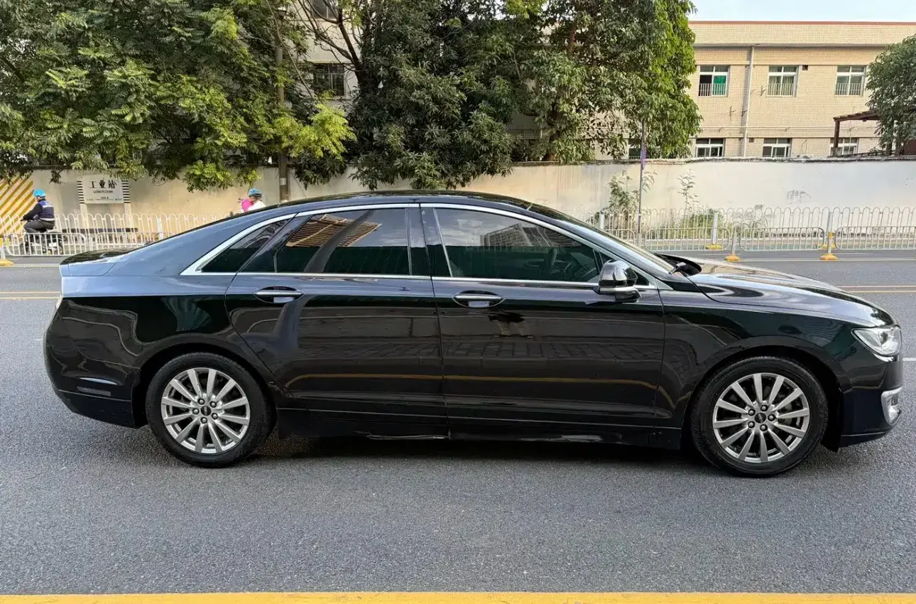 2019 LINCOLN MKZ thumbnail 4