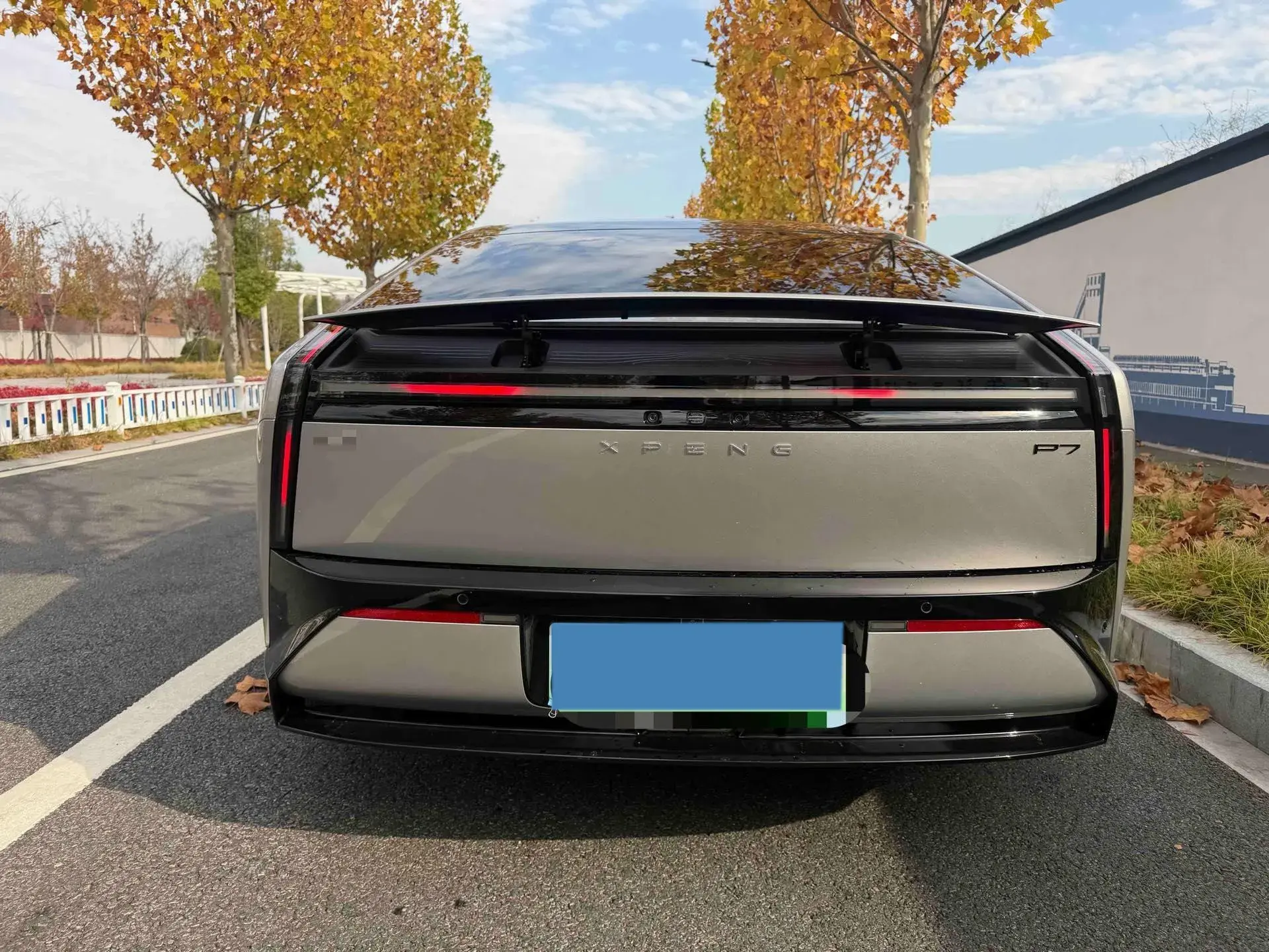 2025 XPENG P7 thumbnail 3