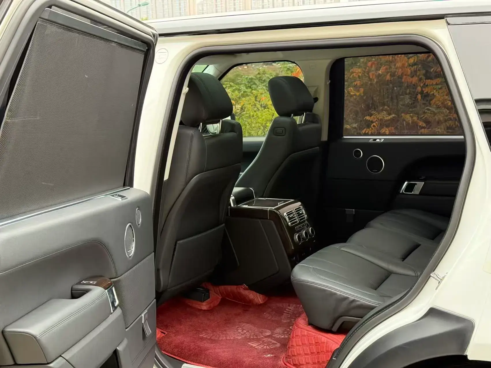 2017 LAND ROVER thumbnail 4