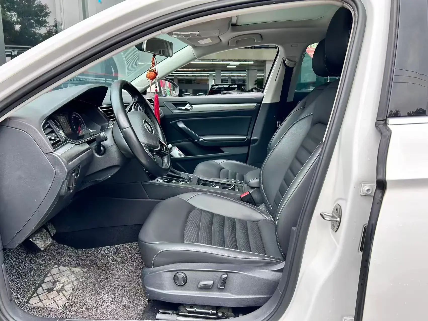 2019 VOLKSWAGEN PASSAT thumbnail 4