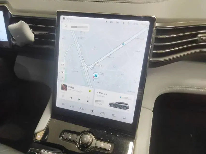 2020 NIO ES8 thumbnail 4