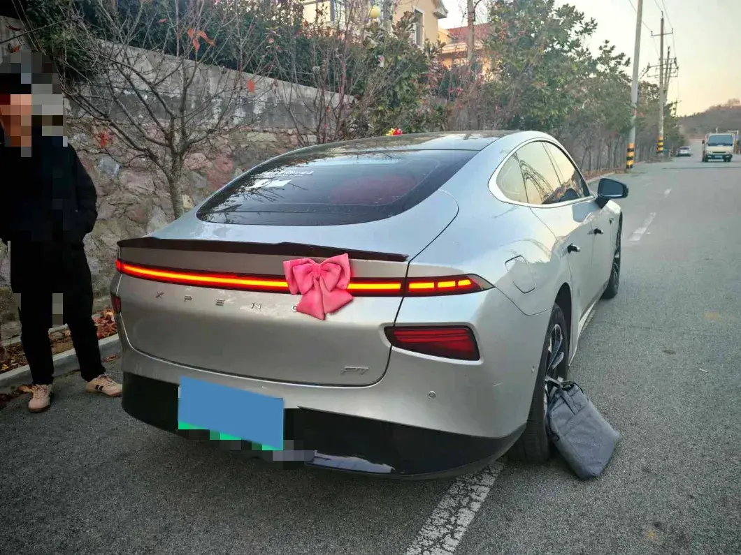 2021 XPENG P7 thumbnail 3