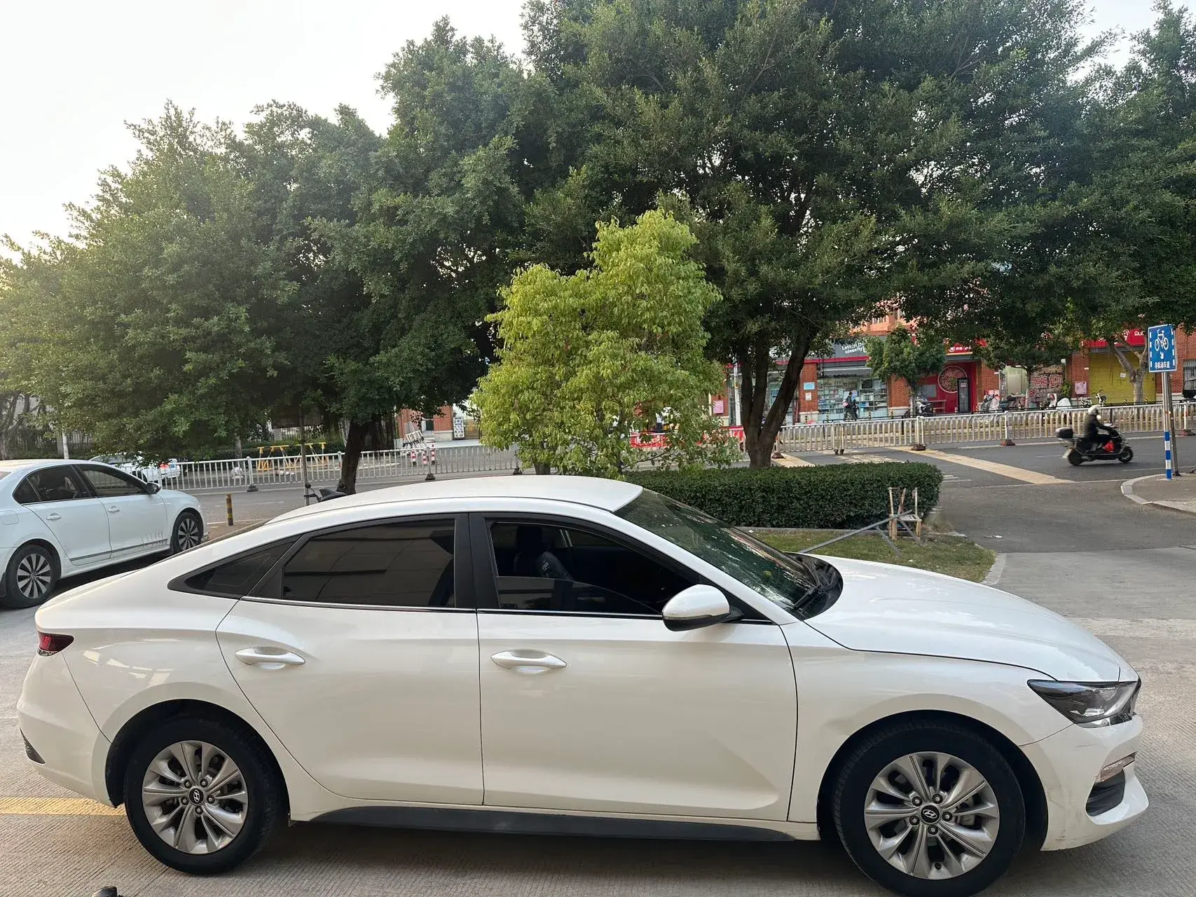 2019 HYUNDAI LA thumbnail 3