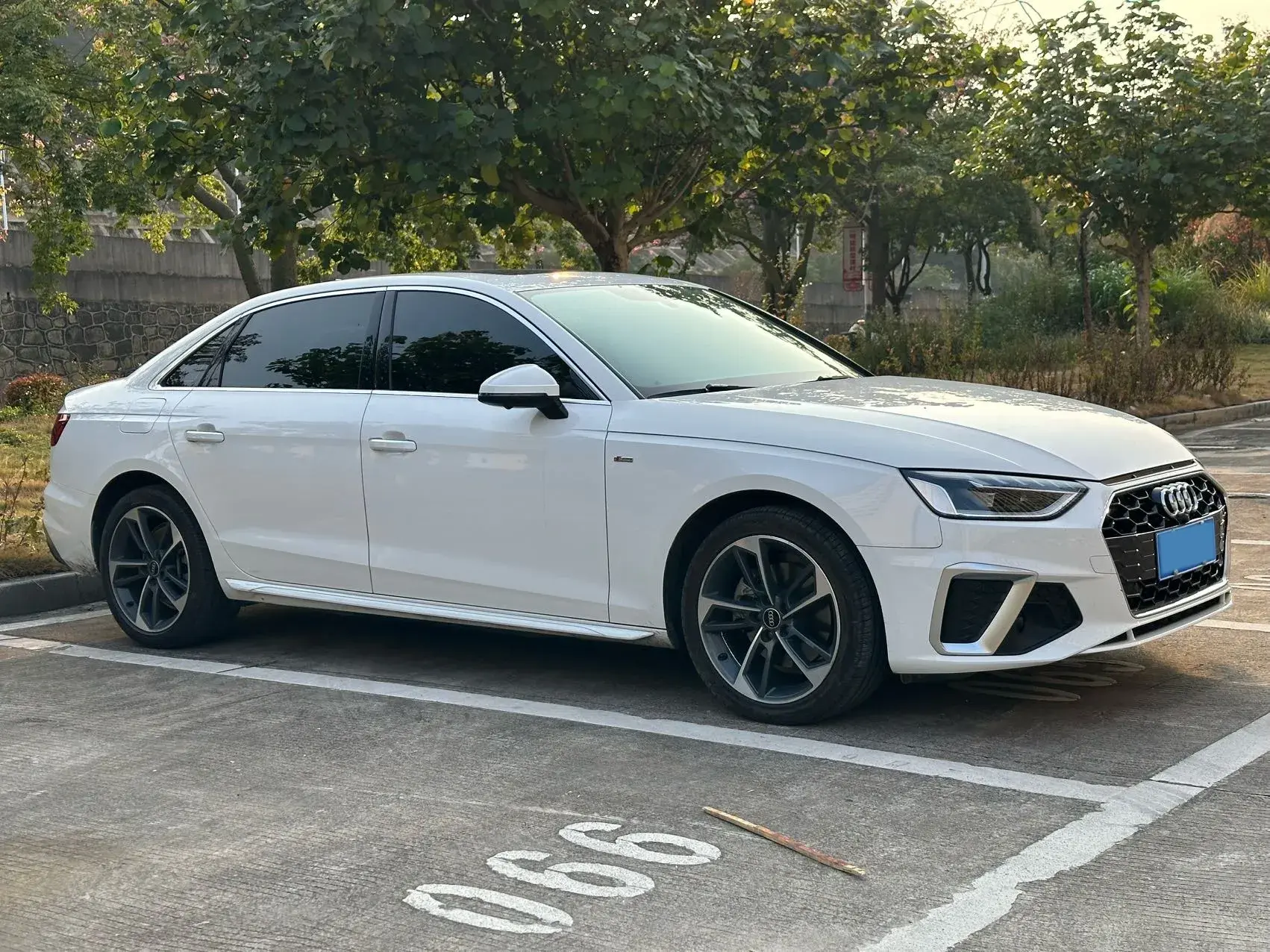 2023 AUDI A4L thumbnail 3