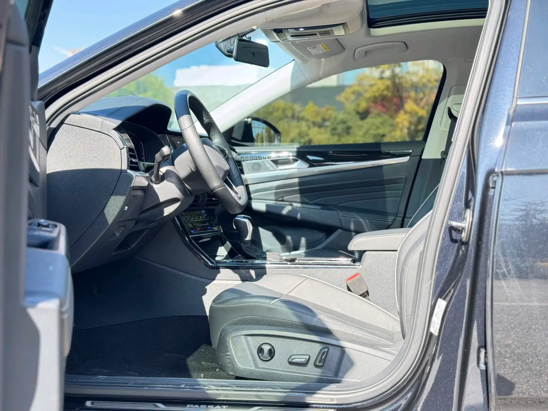 2023 VOLKSWAGEN PASSAT thumbnail 4