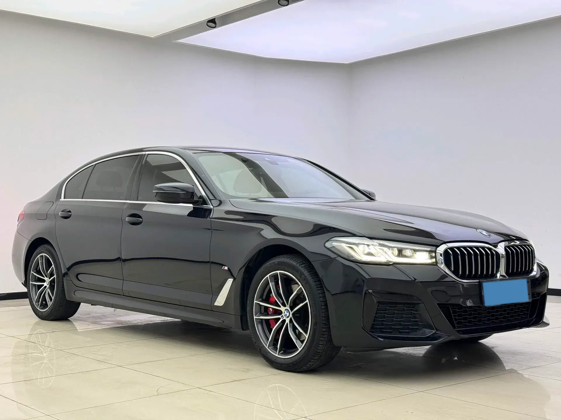 2021 BMW 5 thumbnail 3