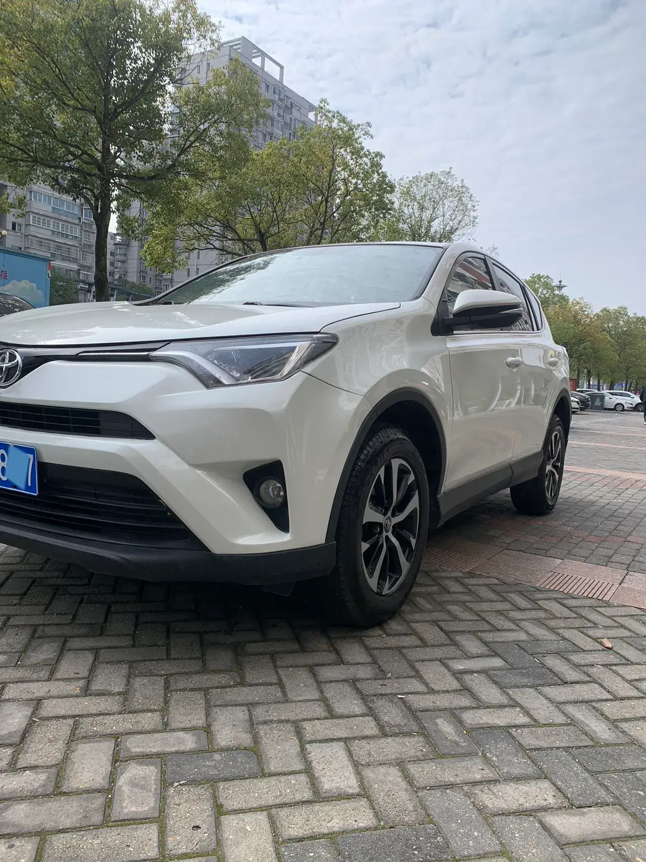 2018 TOYOTA RAV4 thumbnail 3