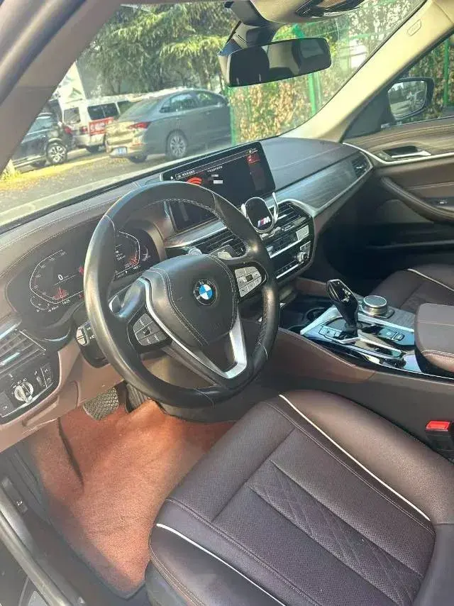 2021 BMW 5 thumbnail 2