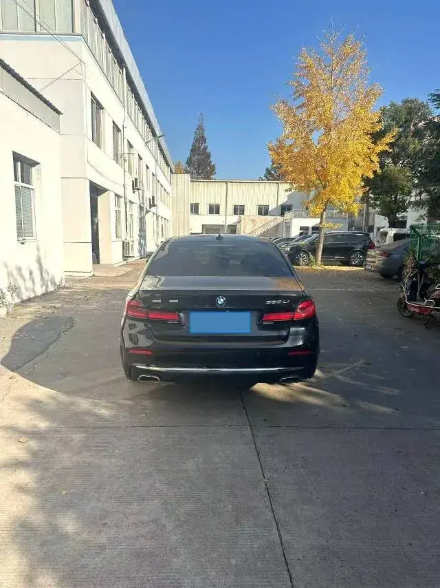 2021 BMW 5 thumbnail 3