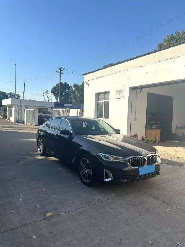 2021 BMW 5 thumbnail 4