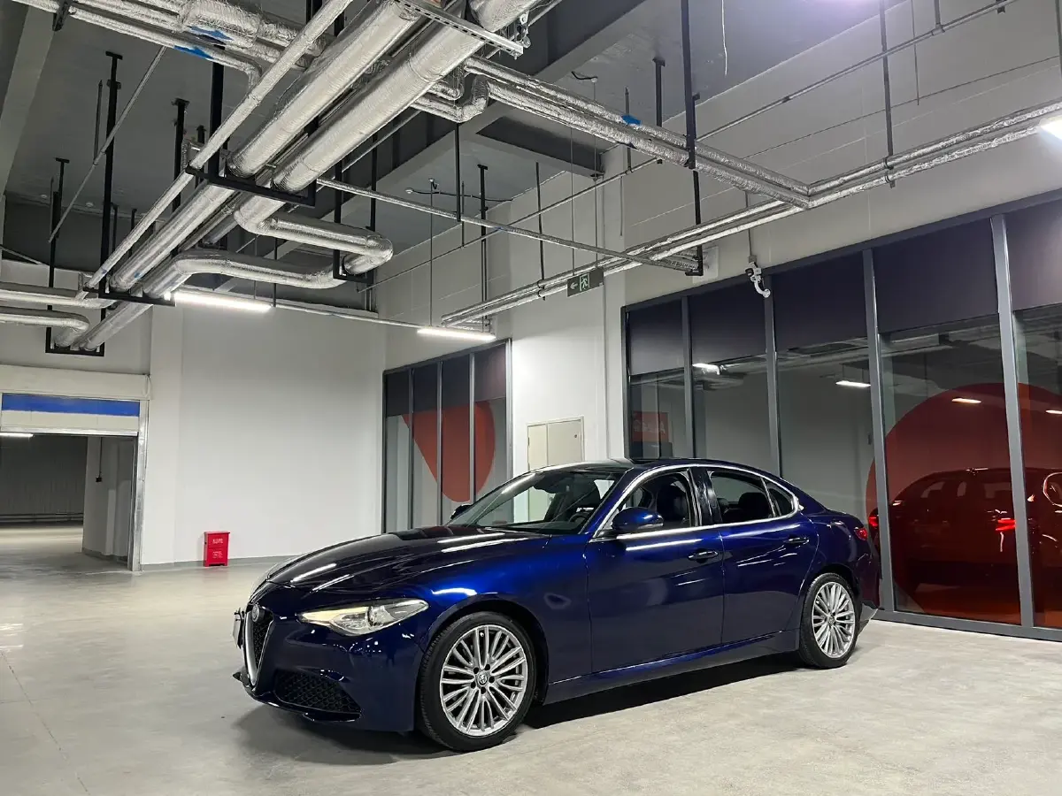 2017 Alfa Romeo Giulia 2.0T 200HP L4 8AT