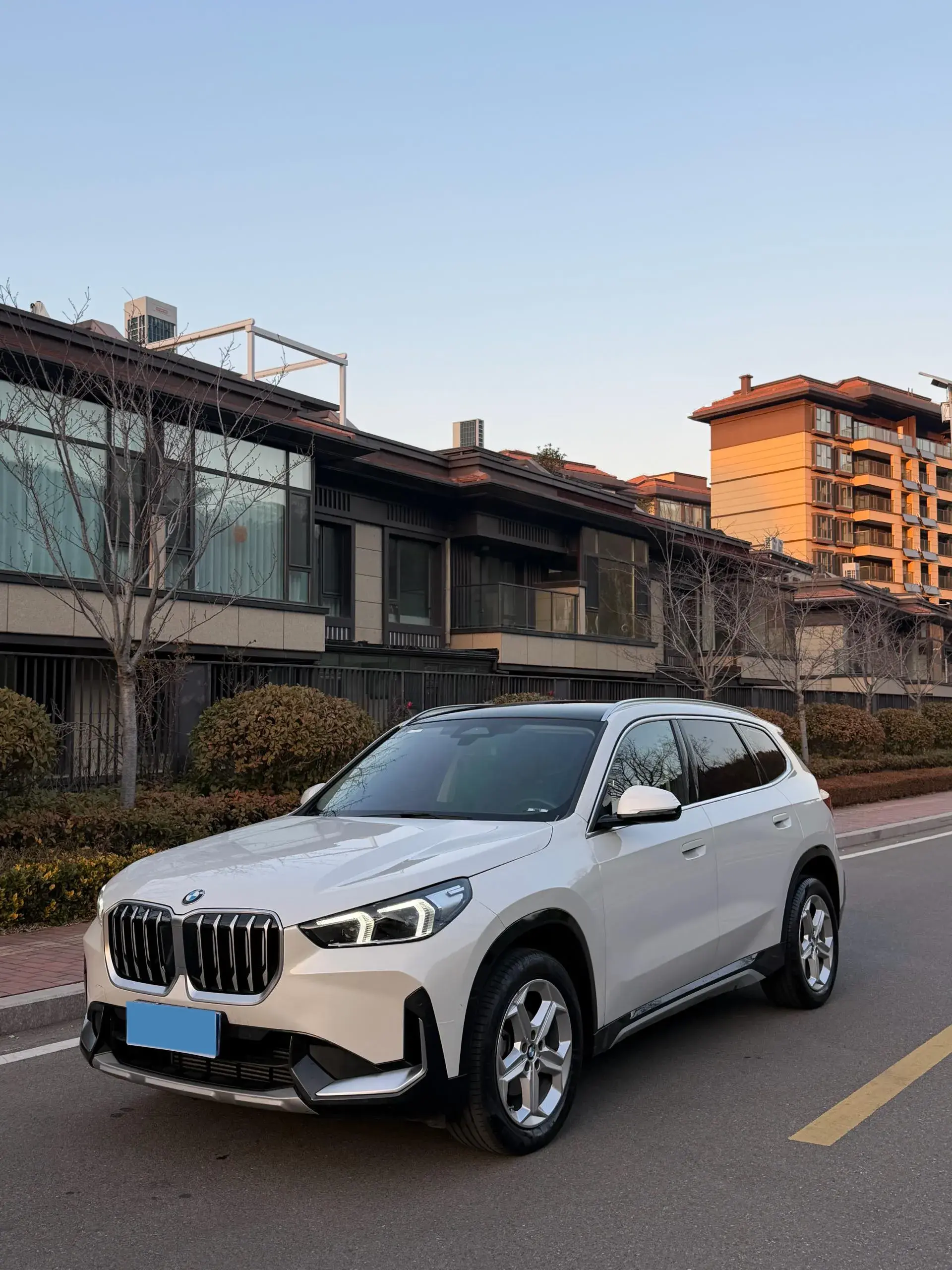 2024 BMW X1 view 1