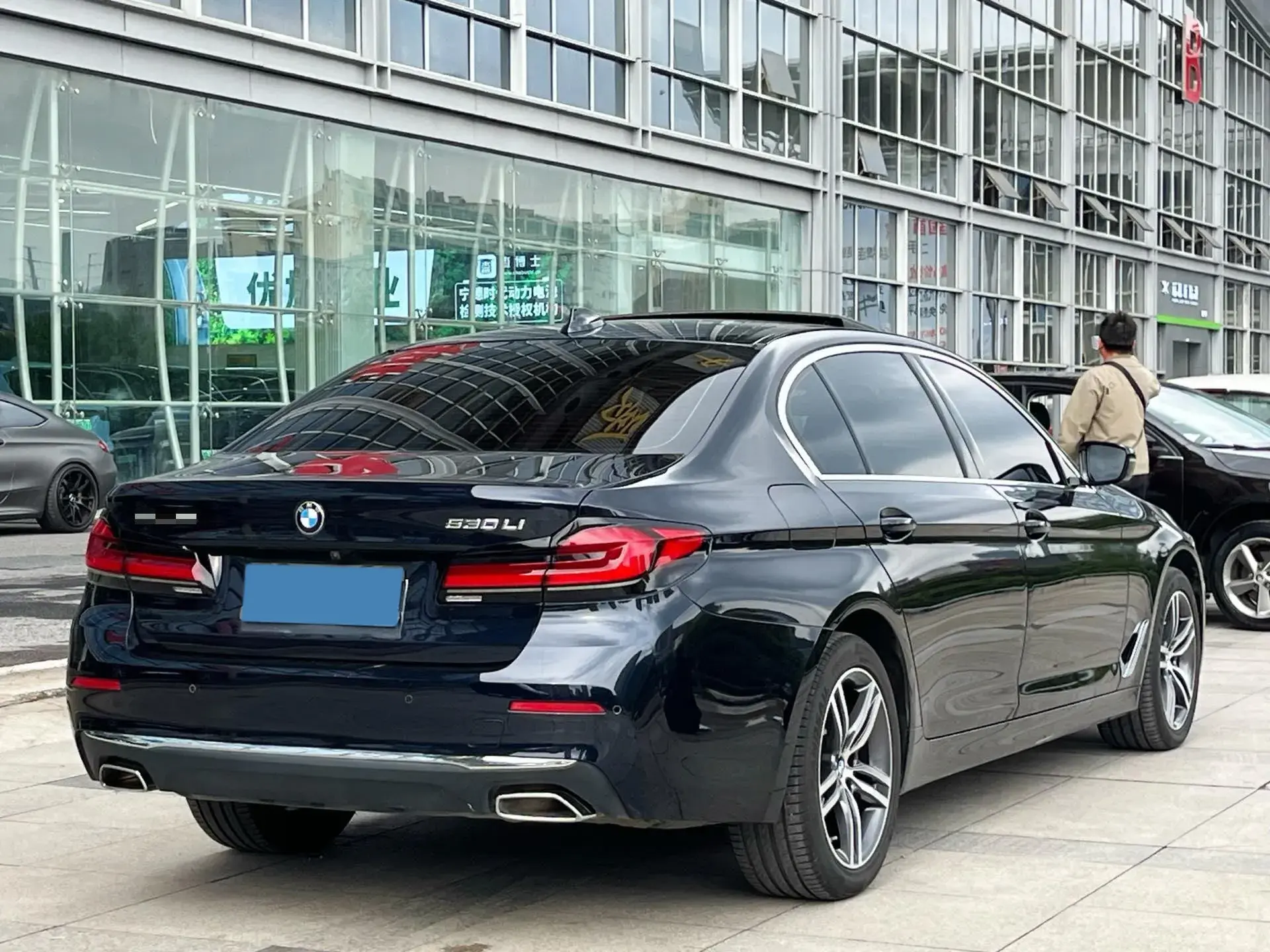 2021 BMW 5 thumbnail 2