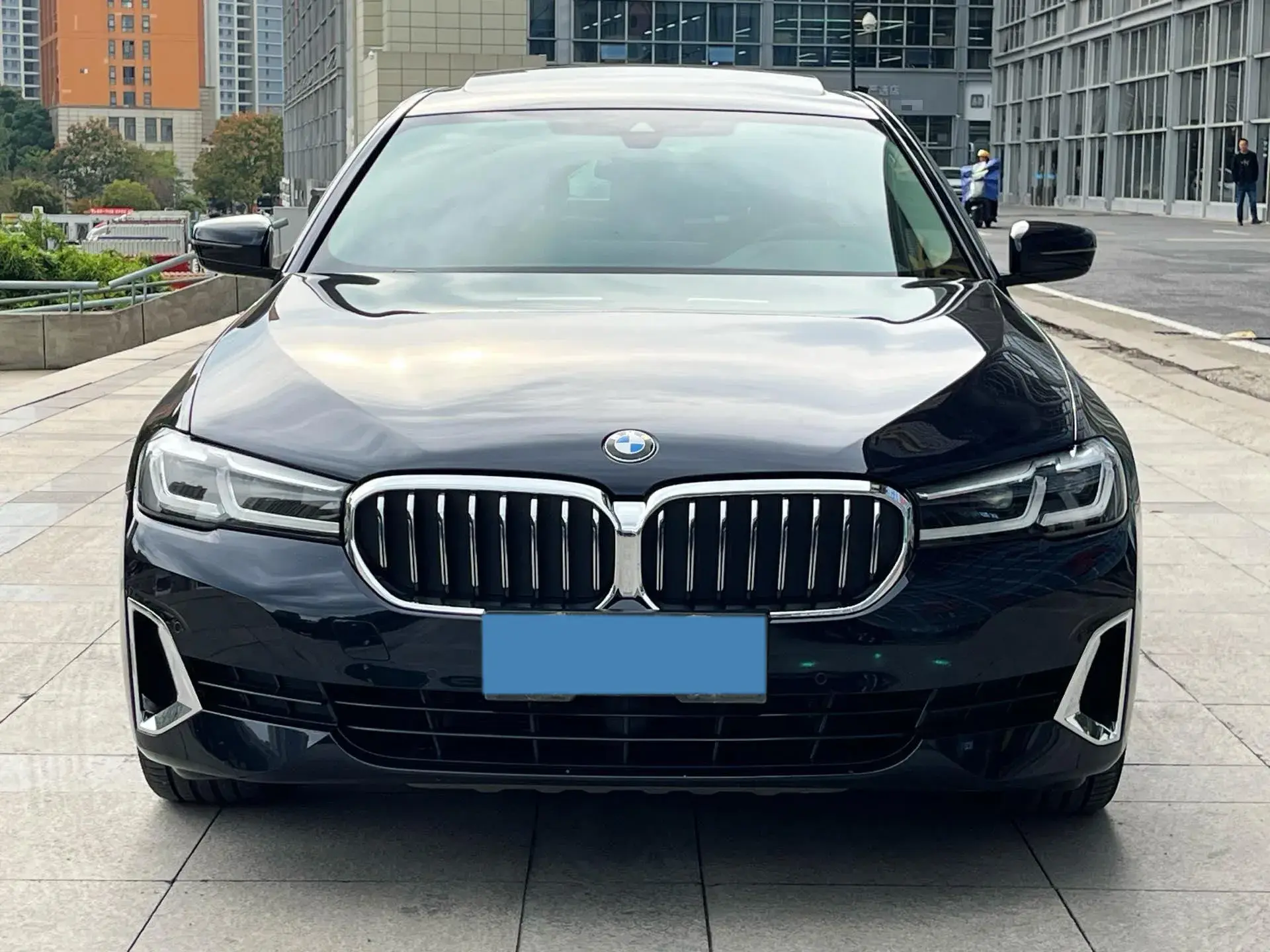 2021 BMW 5 thumbnail 3