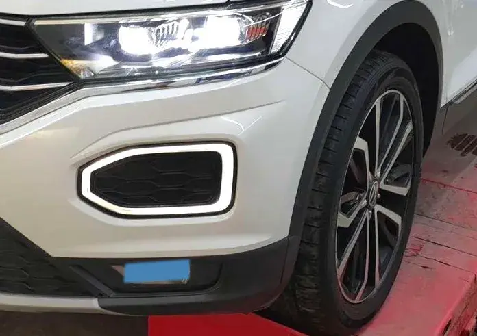 2021 VOLKSWAGEN T-ROC thumbnail 4