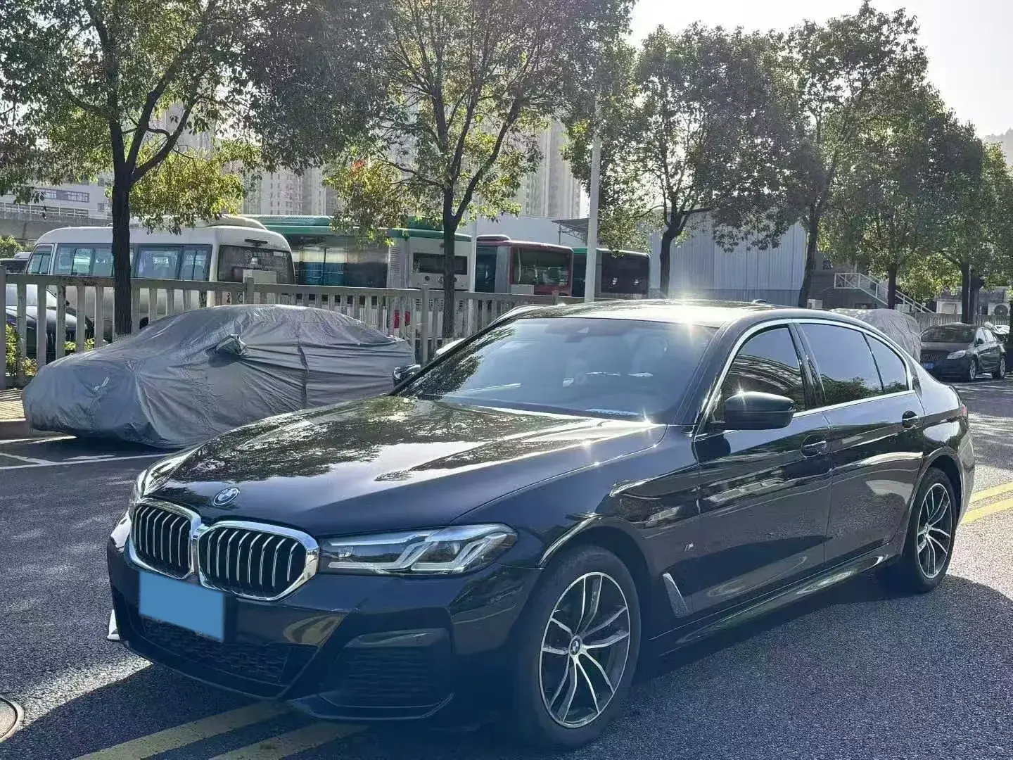 2021 BMW 5 view 1