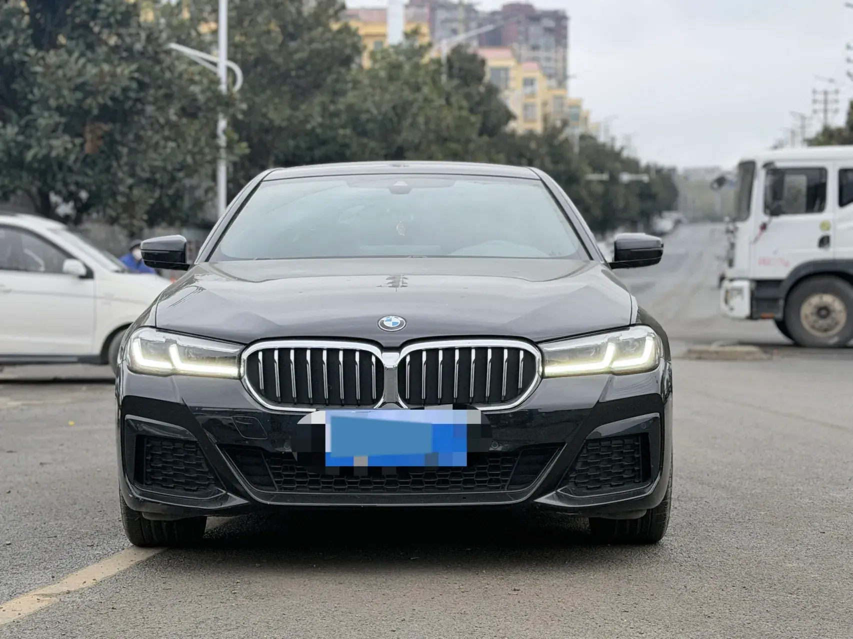 2022 BMW 5 thumbnail 2