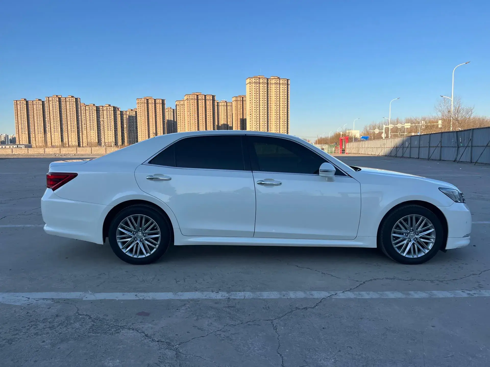 2017 TOYOTA CROWN thumbnail 4