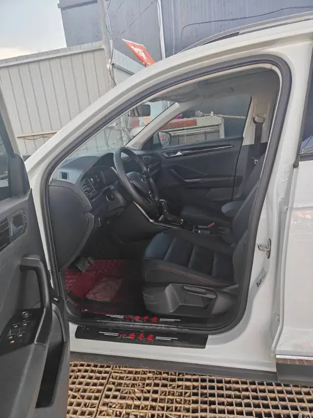 2021 VOLKSWAGEN T-ROC thumbnail 4