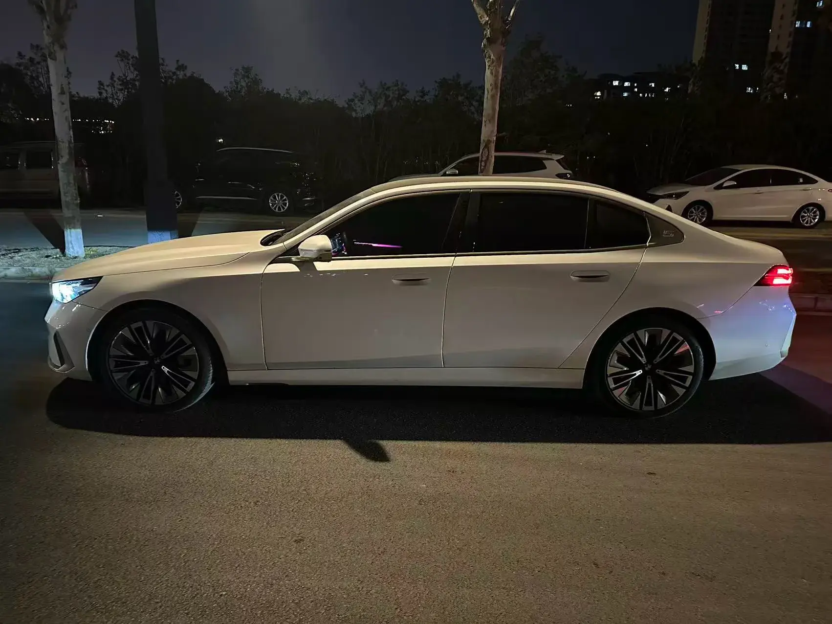 2024 BMW 5 thumbnail 2