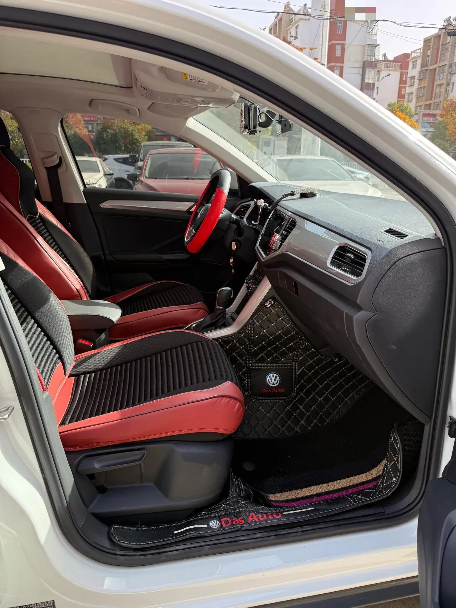 2021 VOLKSWAGEN T-ROC thumbnail 4