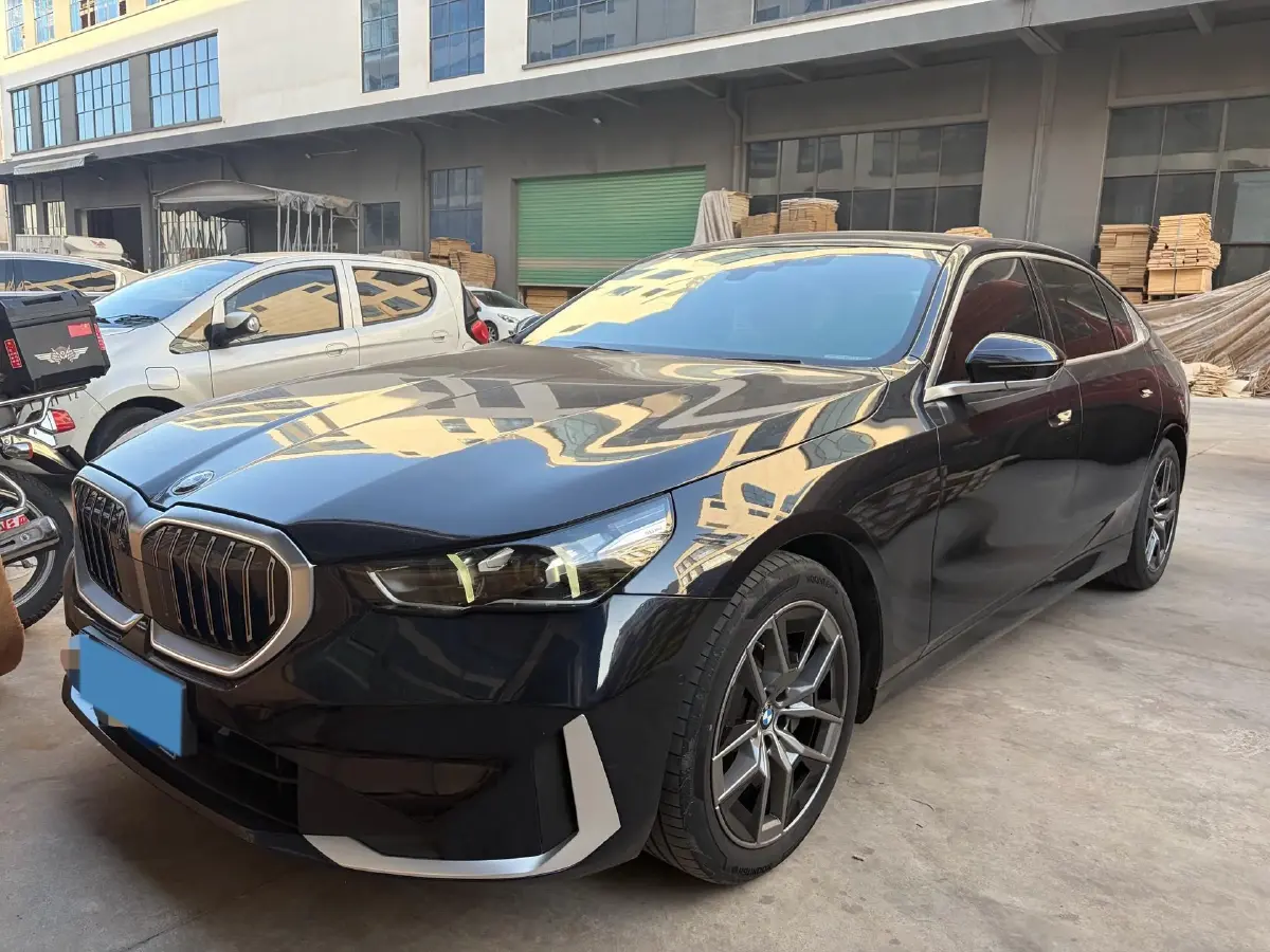 2024 BMW 5 Series 2.0T 258HP L4 8AT