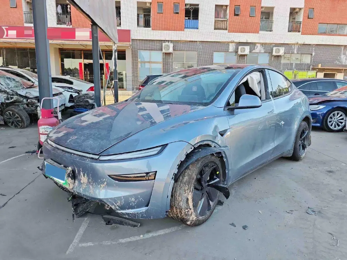 2025 Tesla Model Y BEV 62.5KWH