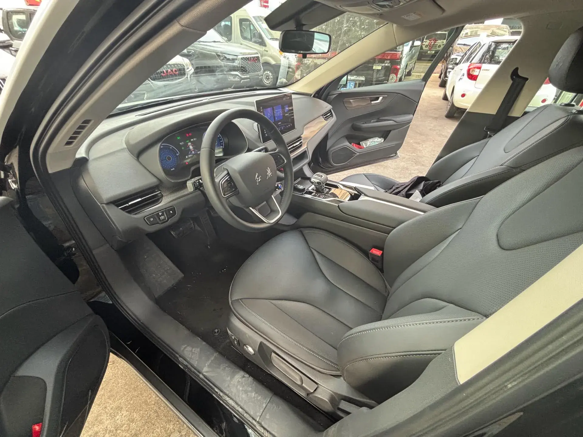 2022 HONGQI E-QM5 thumbnail 3