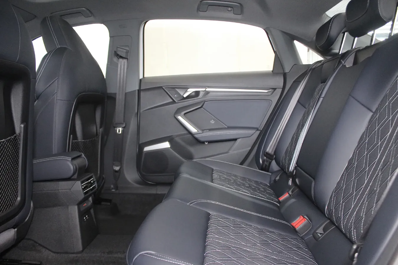 2025 Audi A3 1.5T 160HP L4 7DCT,autocango,china used car exporter,china ev exporter,chinese used car exporter,chinese used ev exporter