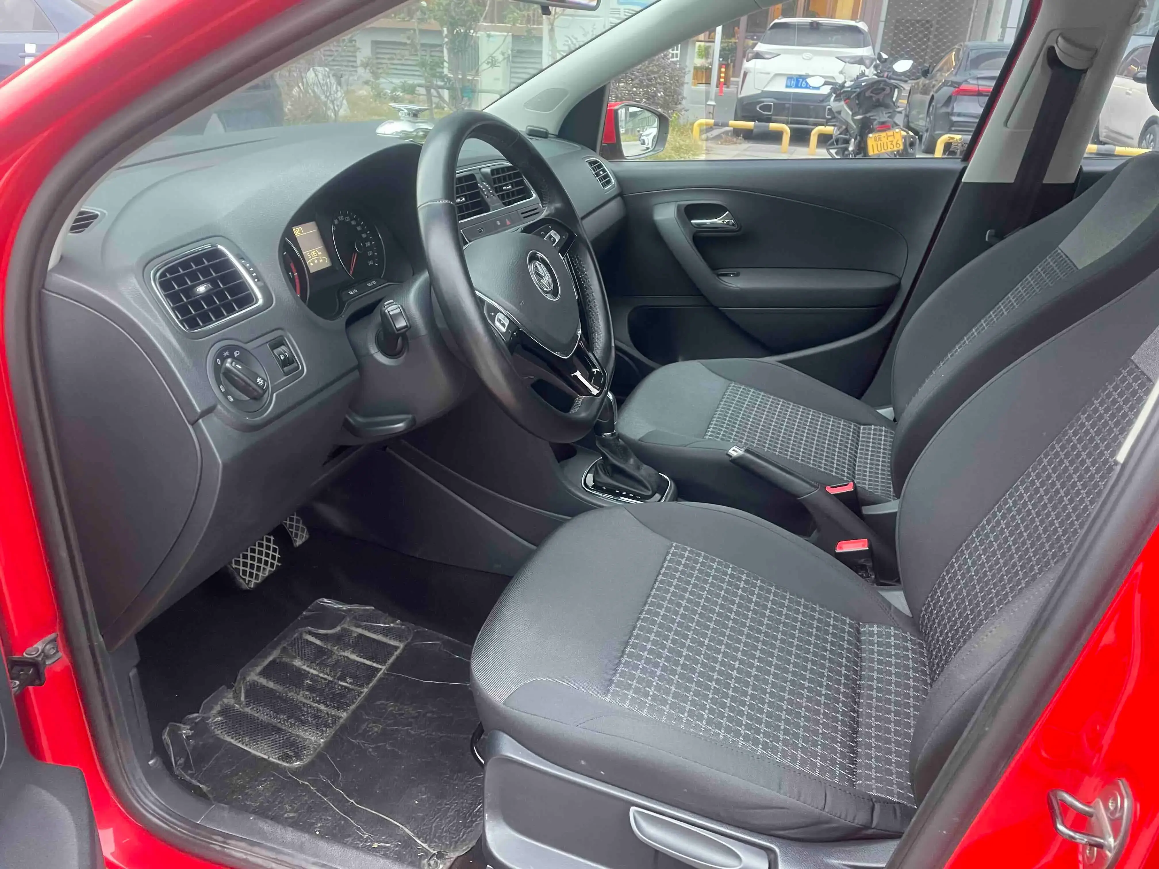 2016 VOLKSWAGEN POLO thumbnail 4