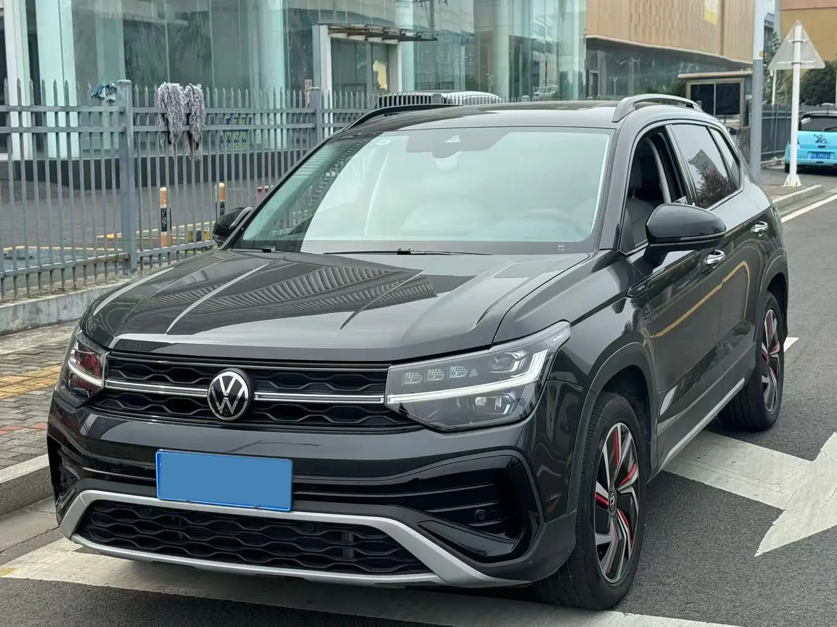 2024 VOLKSWAGEN THARU view 1