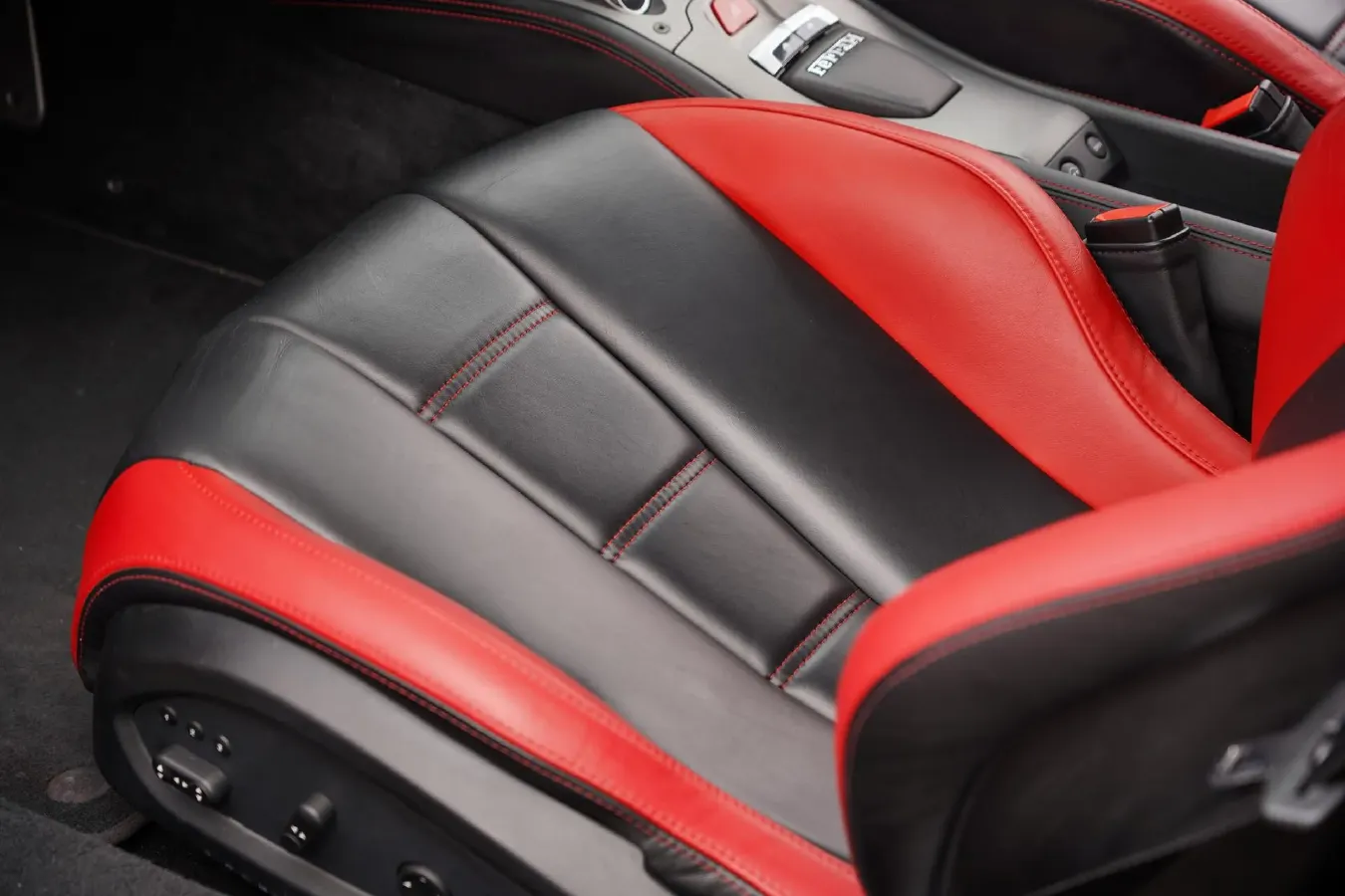 2011 Ferrari 458 4.5L 570HP V8 7DCT,autocango,china used car exporter,china ev exporter,chinese used car exporter,chinese used ev exporter