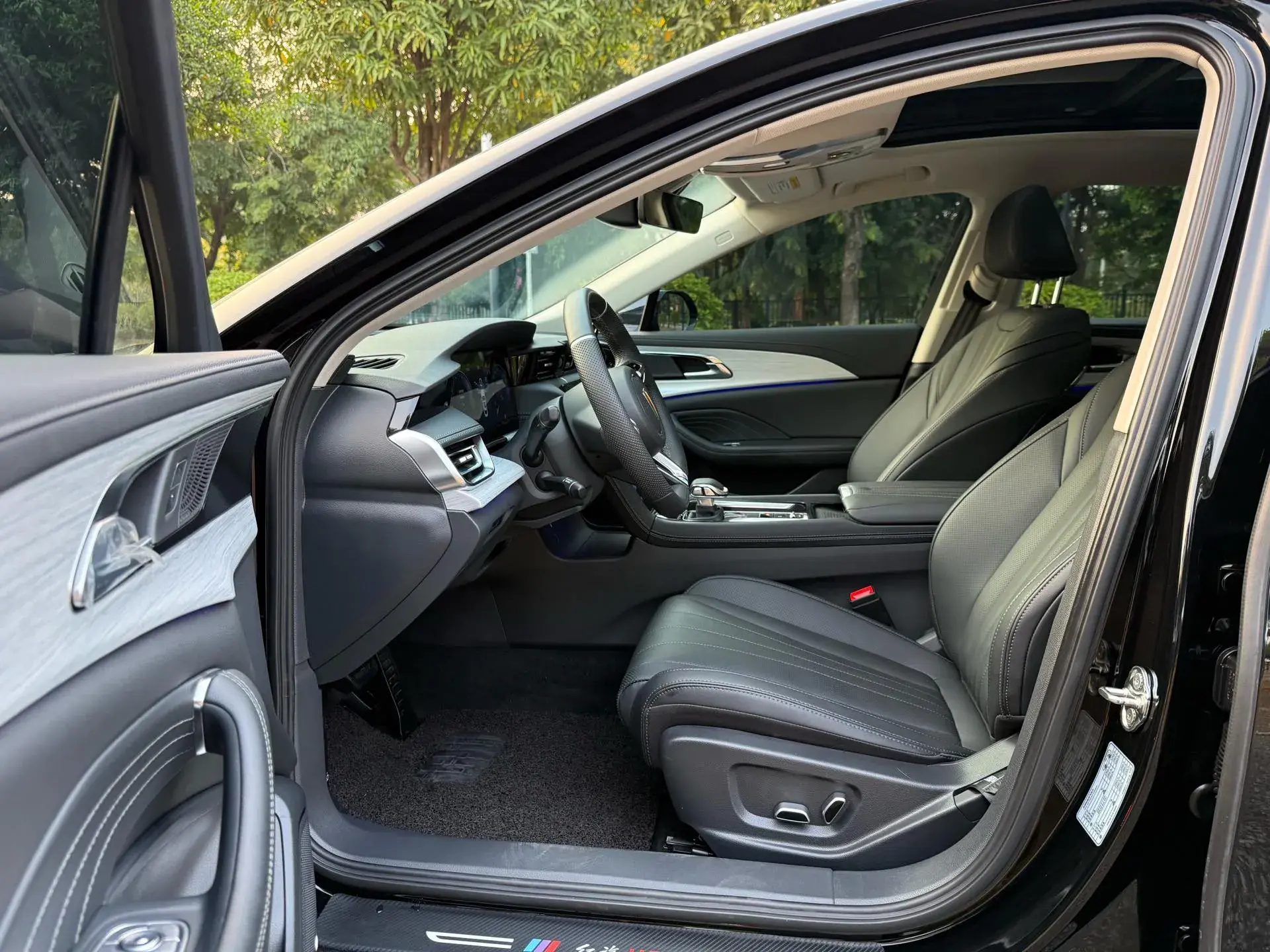 2025 HONGQI H5 thumbnail 4