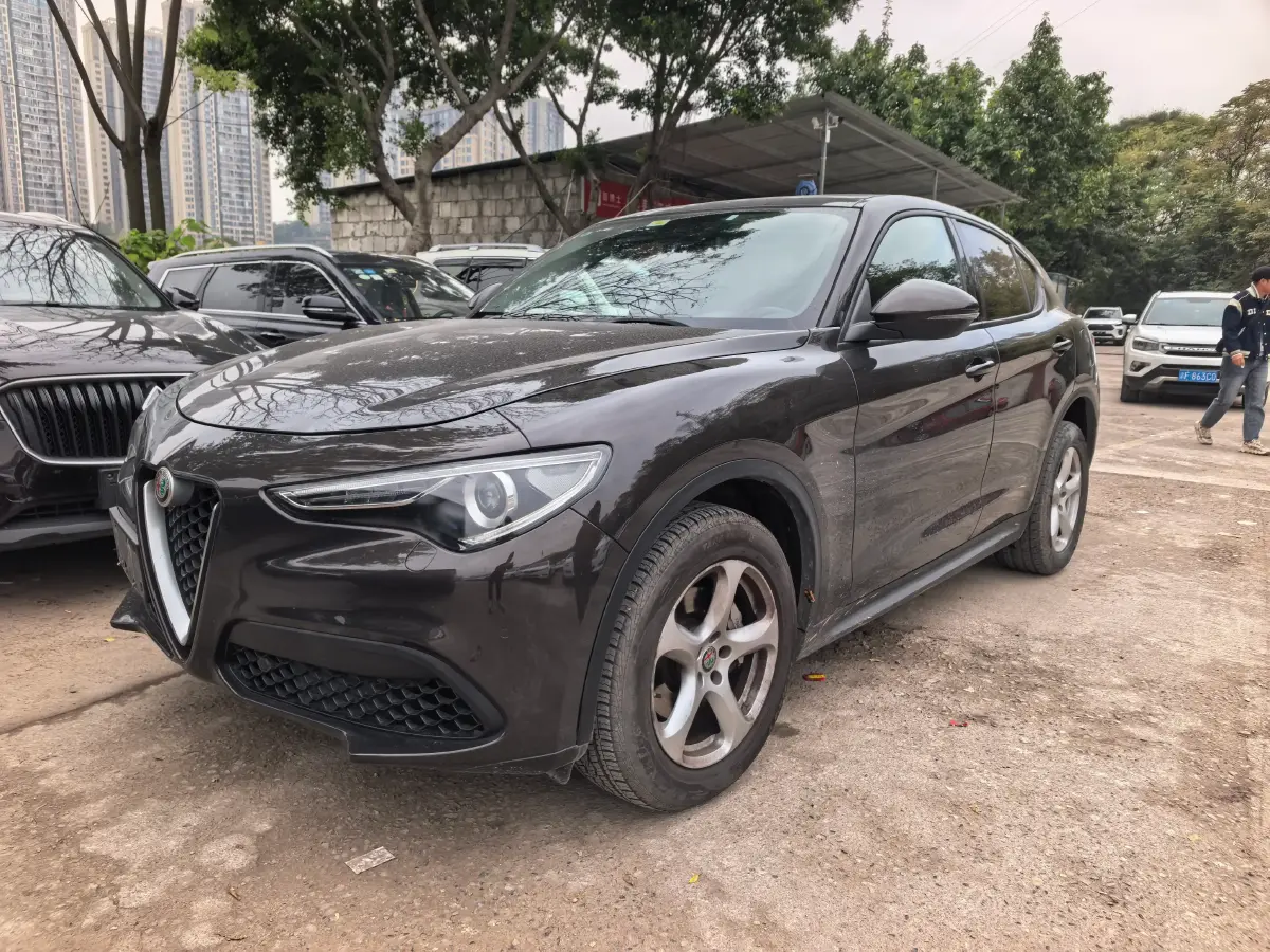 2017 Alfa Romeo Stelvio 2.0T 200HP L4 8AT