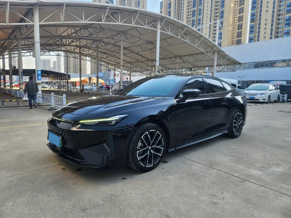 2024 ChangAn UNI-V iDD 1.5L 110HP L4 E-CVT PHEV 18.99KWH