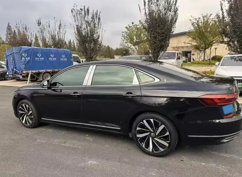 2023 VOLKSWAGEN PASSAT thumbnail 3