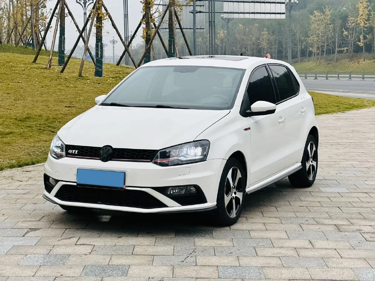 2016 Volkswagen Polo 1.4T 150HP L4 7DCT