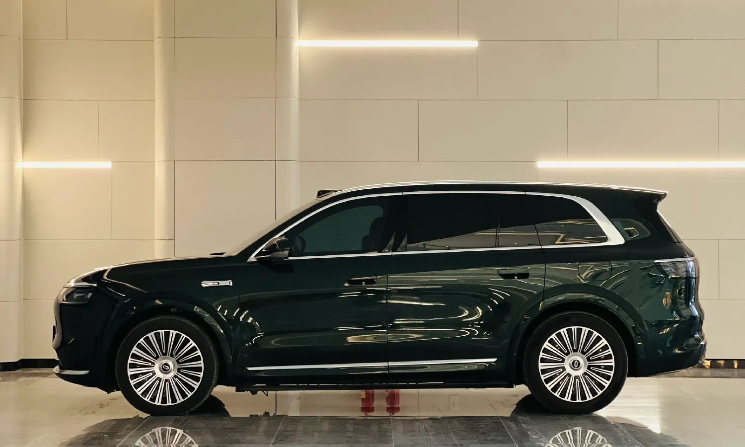 2025 AITO AITO M8 REEV 160HP REEV 53.4KWH,autocango,china used car exporter,china ev exporter,chinese used car exporter,chinese used ev exporter